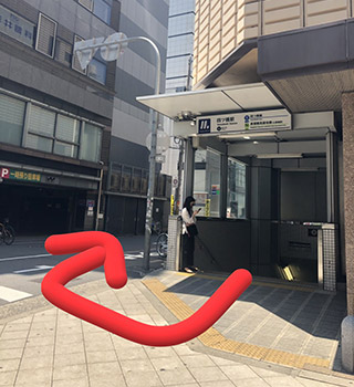 案内１：大阪メトロ四ツ橋線四ツ橋駅の6番出口を出てすぐみぎに折り返し